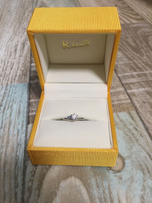 ダイヤモンドだけではなく、その横のブルーダイヤモンドがとても