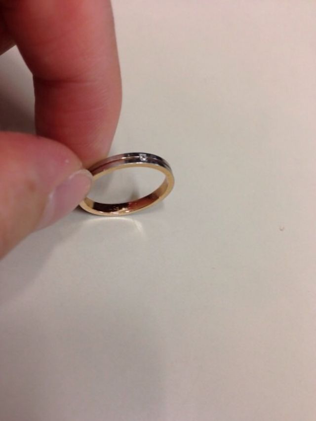 文字が裏に入ってます。表面Pt、溝、裏、側面はPGです。