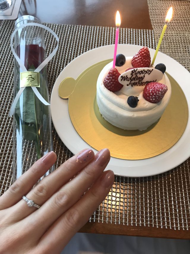 光に当たるとキラキラと輝きます