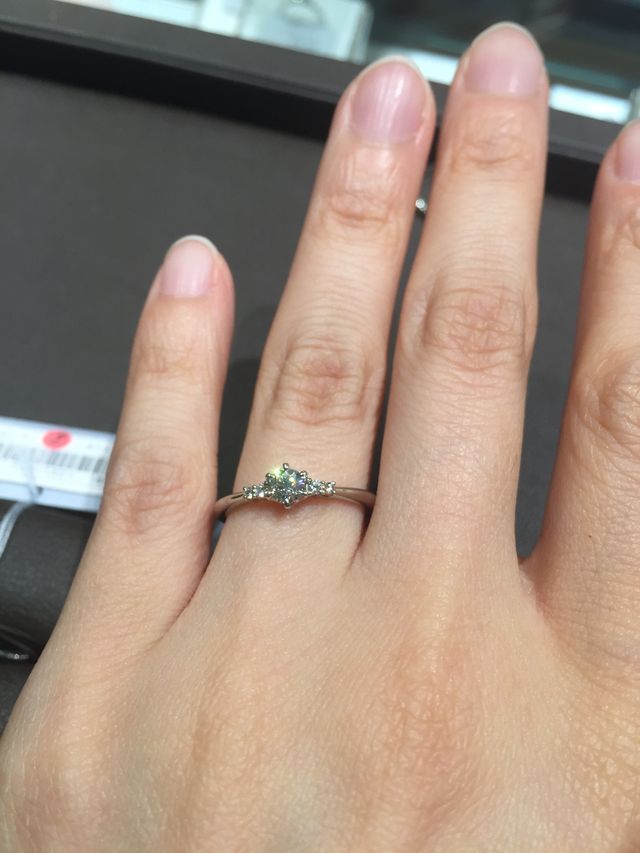 メレダイアがオリオン座デザインの爪で２つずつとまってます。