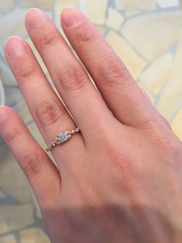 華奢なデザインでダイヤがちりばめられていてとても華やかです。