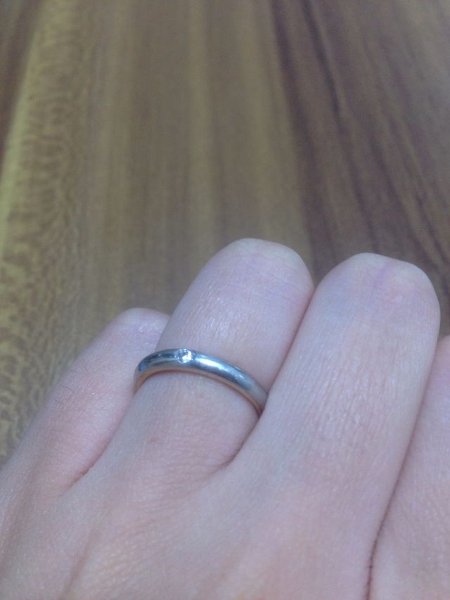 女性のみダイヤがついています。