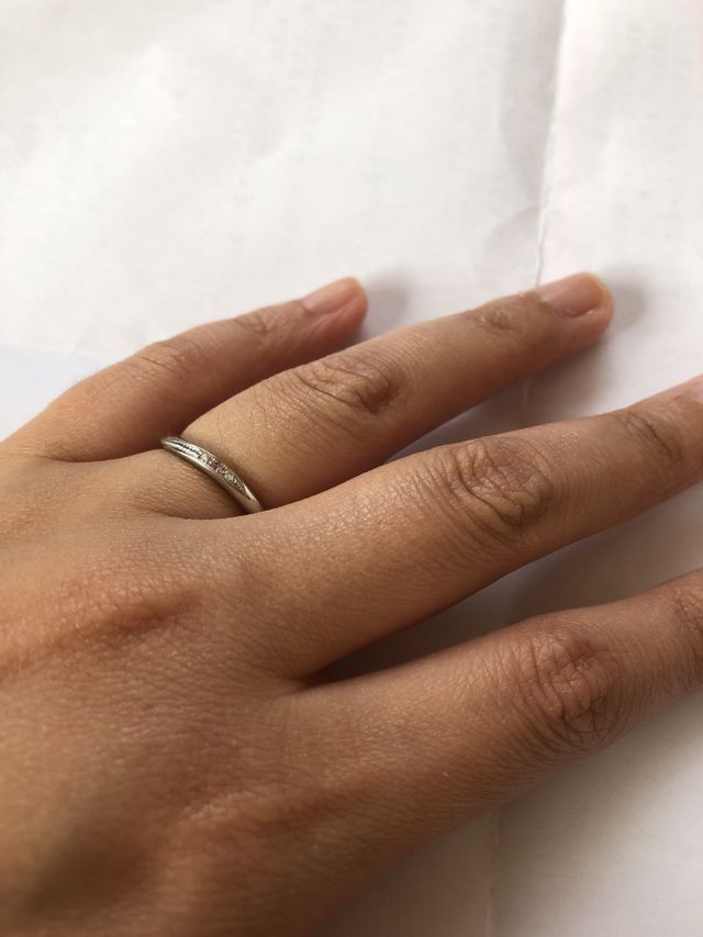 カーブを描いたリングで、天然石も付けました。