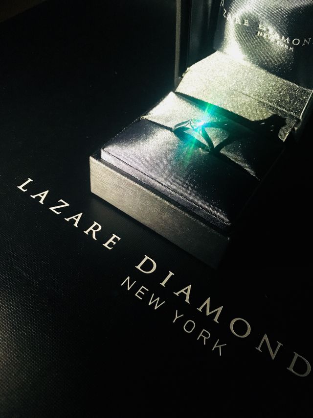 光加減によって七色に輝きます。