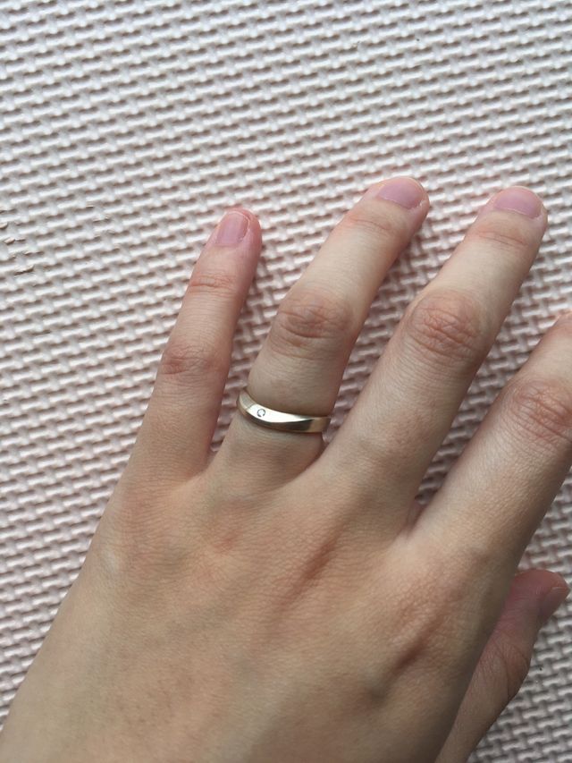 中央の石はダイヤです。