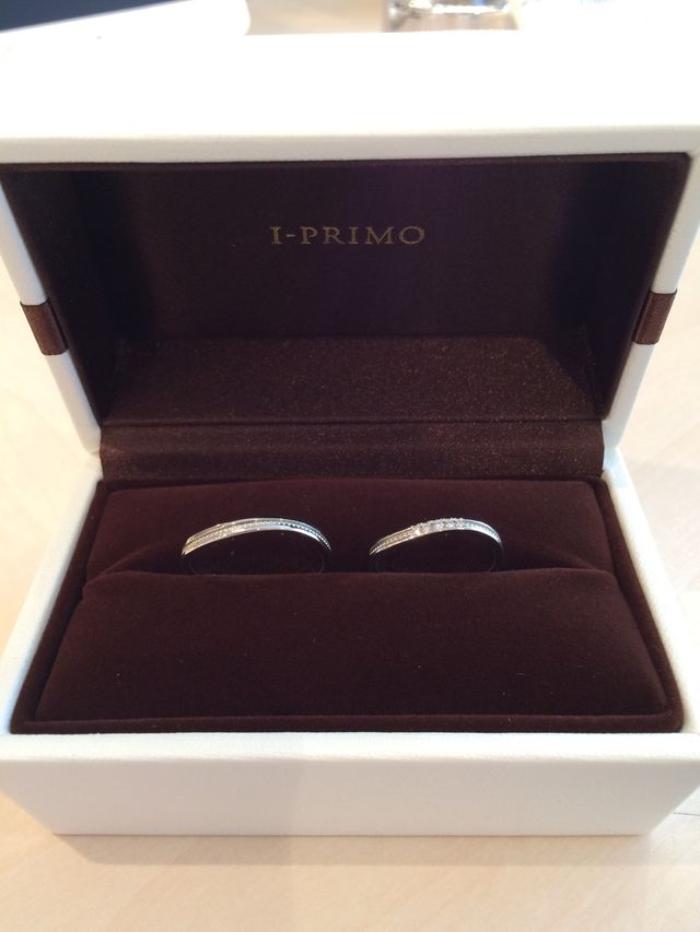 奥さんとセットの指環をケースに入れて撮りました。