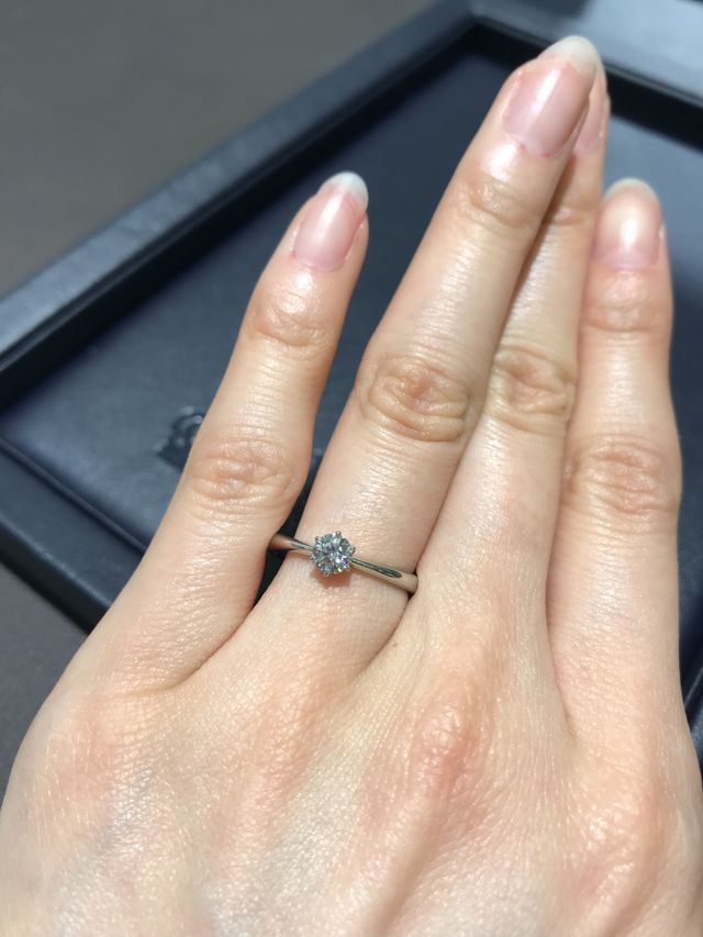 一粒ダイヤでシンプル、細身の物を探していました。