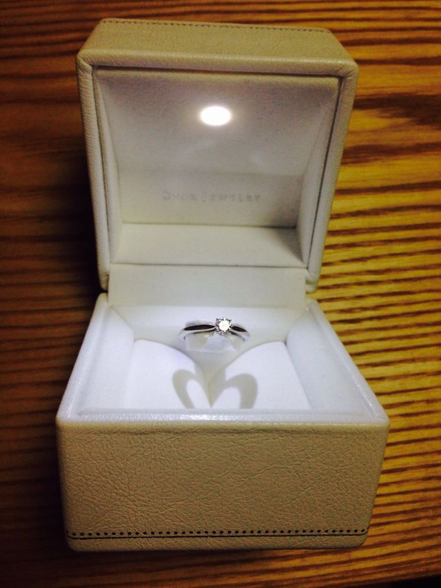 指輪の影がハートになる