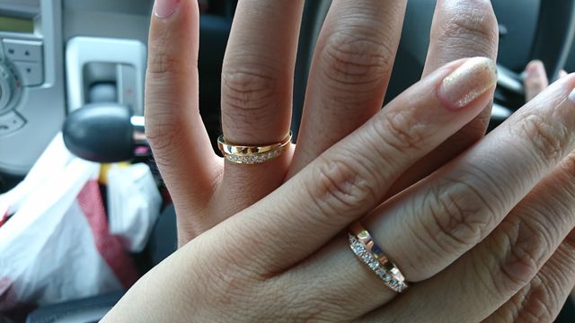 お互い好きな色を選んだお揃いの結婚指輪。