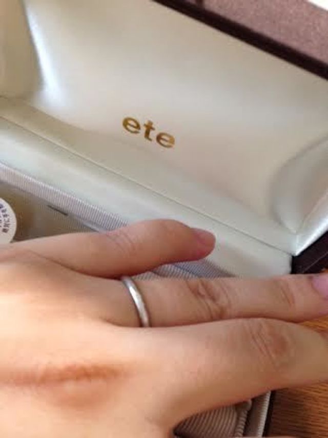 写真では分かりにくいのですが、指輪の中央にダイヤモンド。