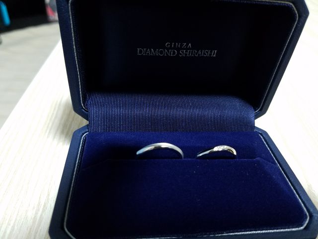 右が女性のアミュレット、左が男性のつや消し加工をした指輪です