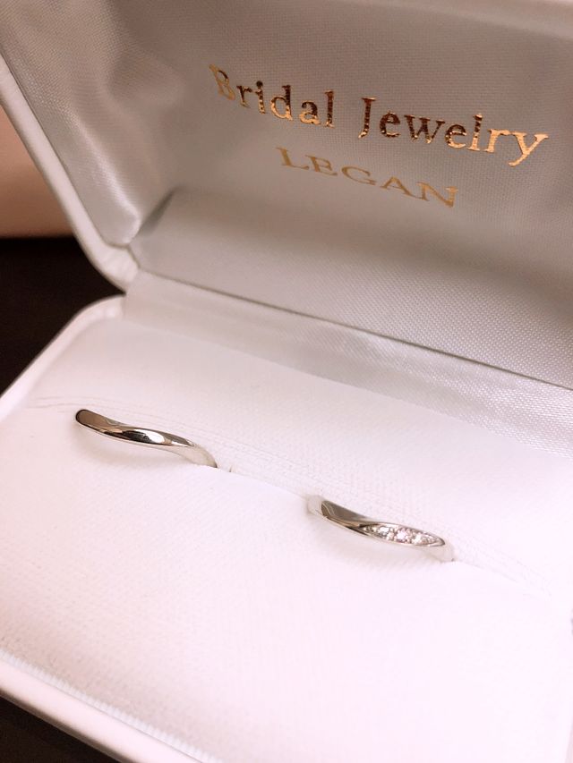 ウェーブタイプ。妻のリングにはピンクダイアが入ってます。