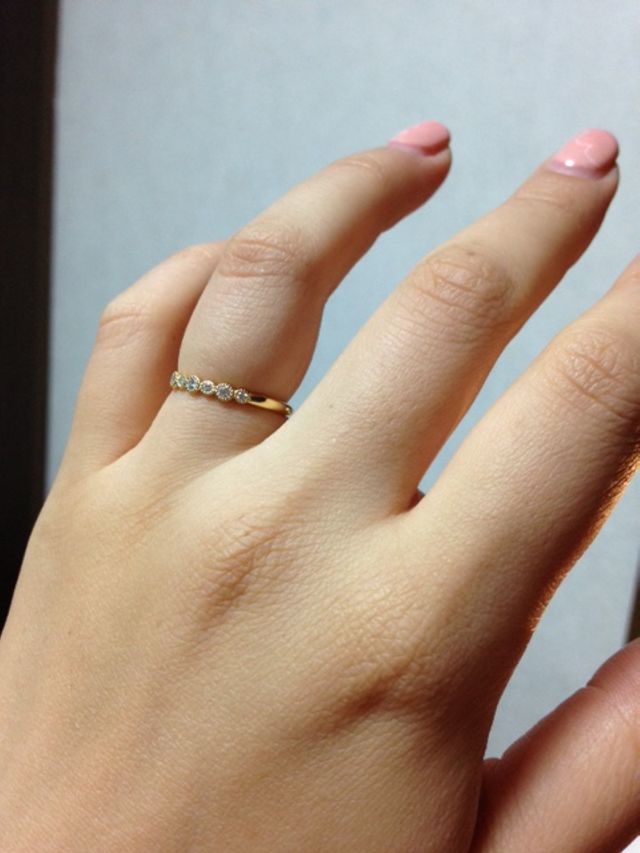 わかりづらいですが、イエローゴールドです。