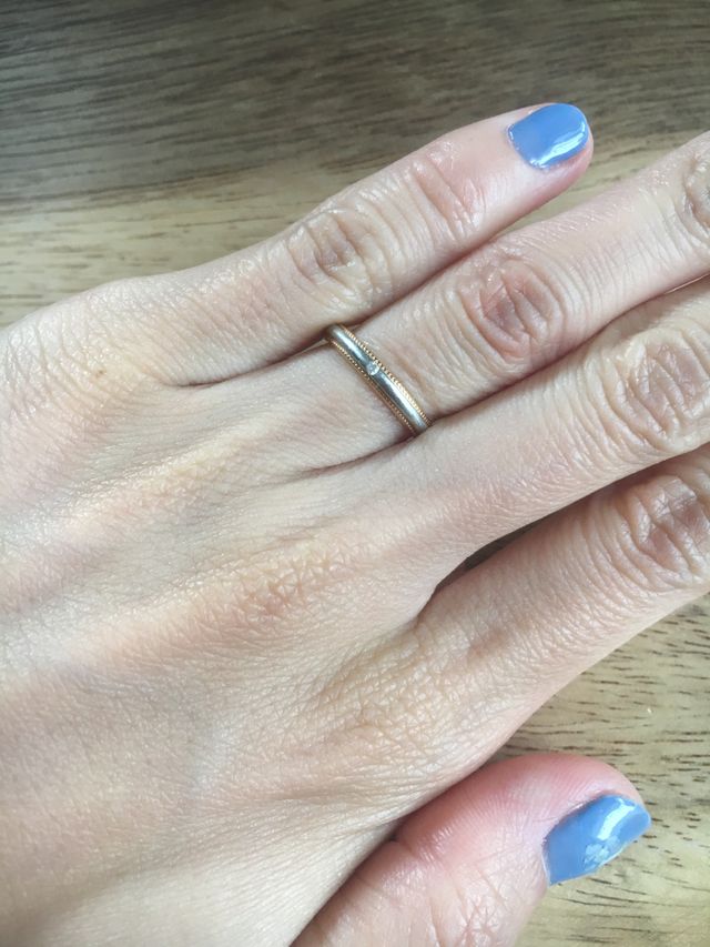 真ん中にダイアがあります。