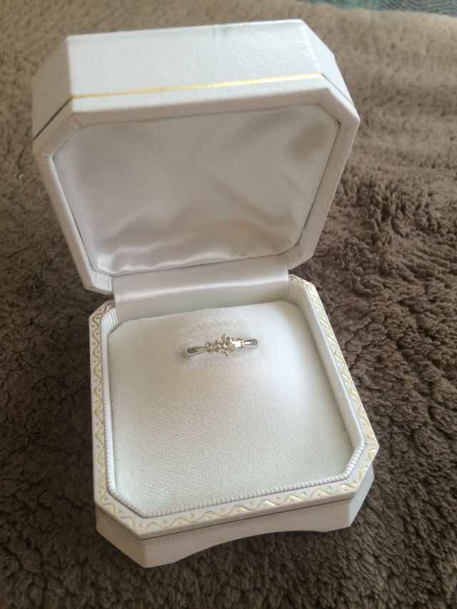 シンプルなデザインのエンゲージリングです。