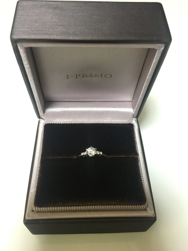 センターダイヤが引き立つデザインです。