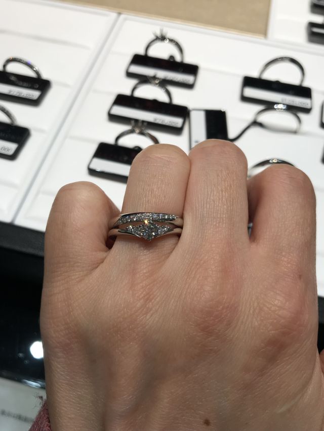 セットリングではないが結婚指輪と婚約指輪をセットしてはめた