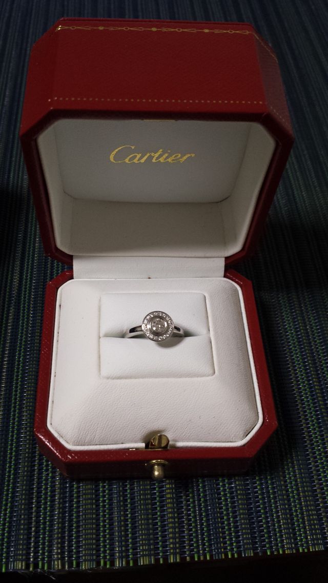 婚約指輪でもらいました。カルティエのダムールです。