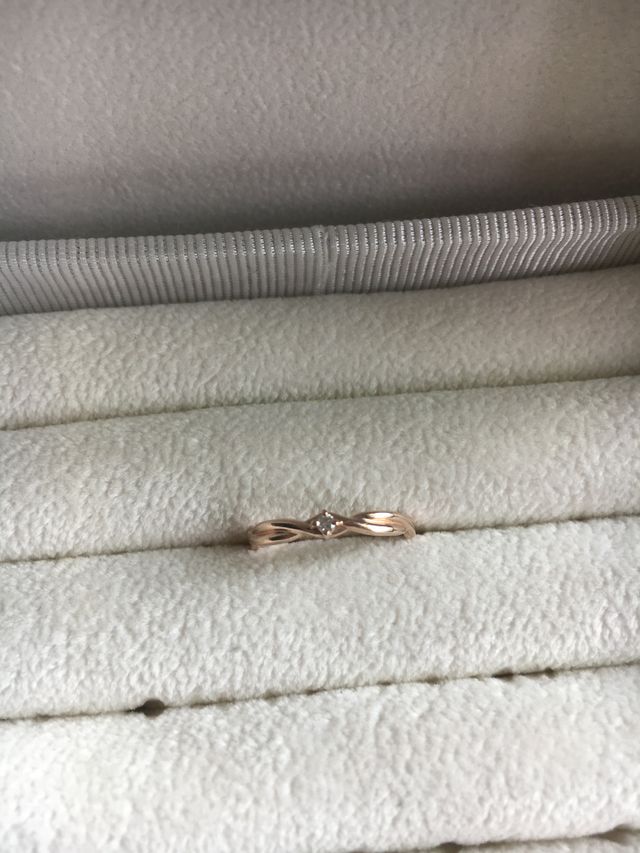 ピンクゴールドがおしゃれで可愛いです。