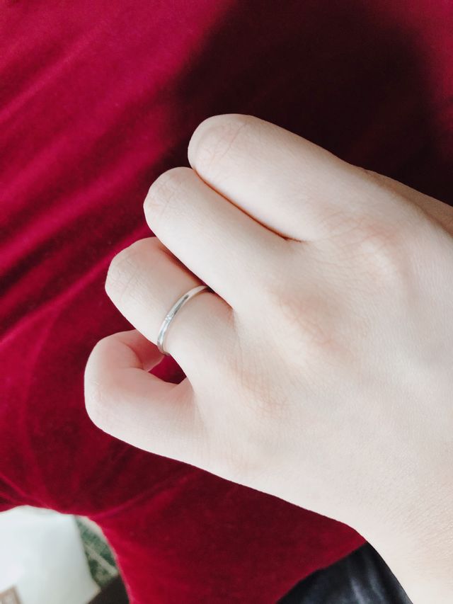 小さなダイヤが一粒付いてます