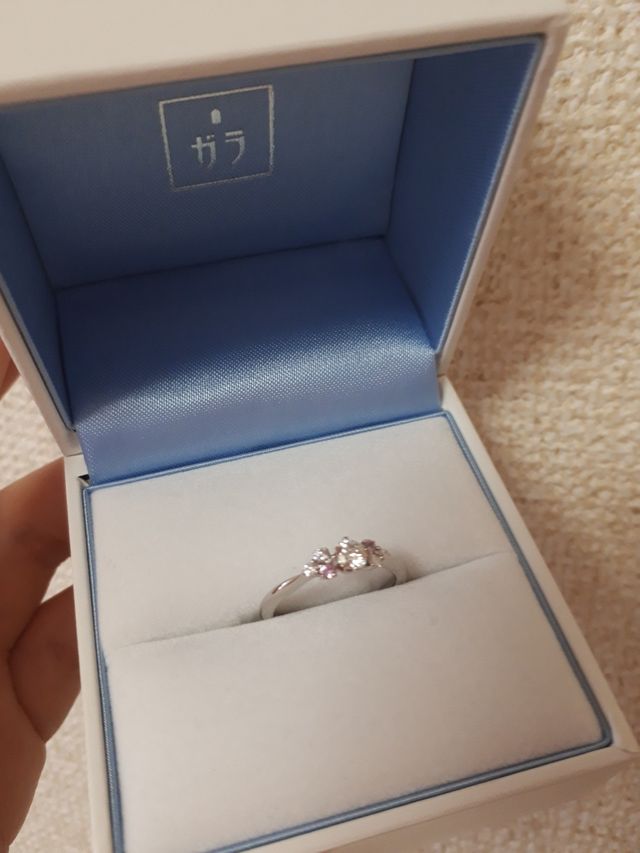 サイドにピンクのストーンを。