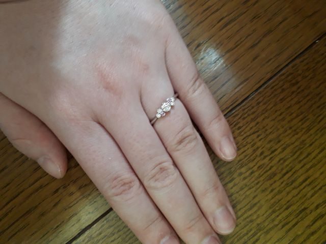 センターは２カラットのダイヤ。周りのダイヤも素敵。