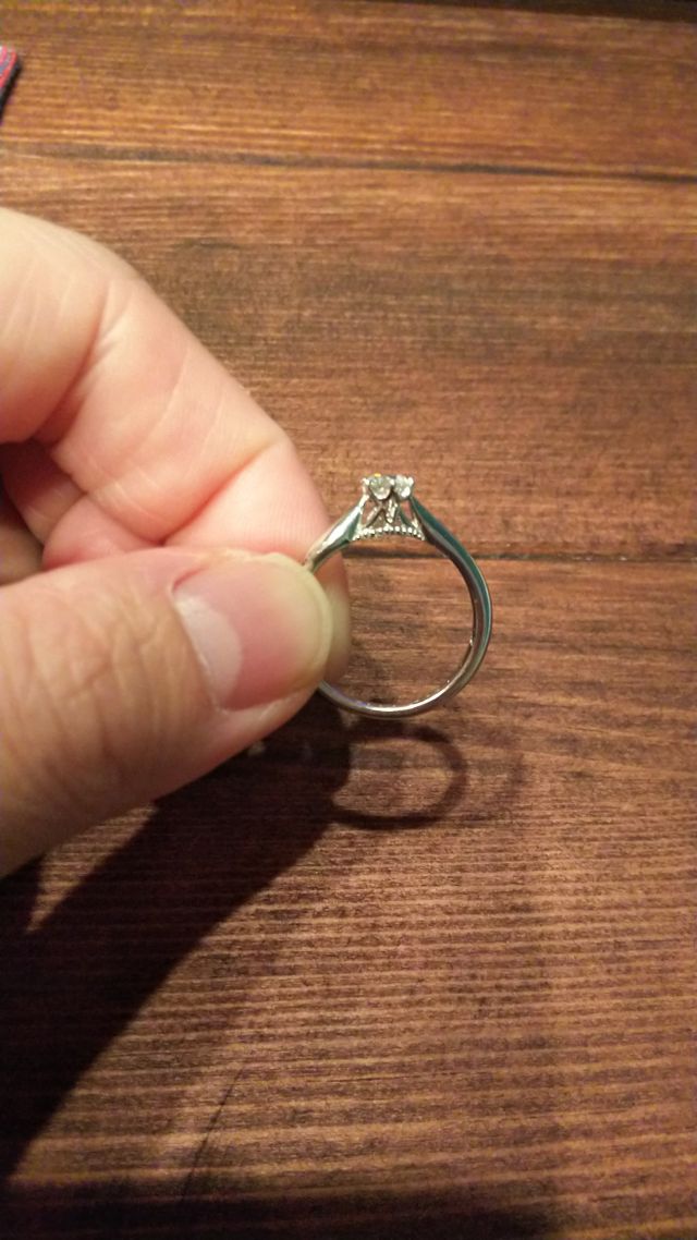 光でダイヤが反射するようにダイヤの下に隙間があります。