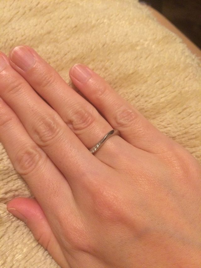 ゆるなかなS字カーブで、片側に小さなダイヤが5つ入っています