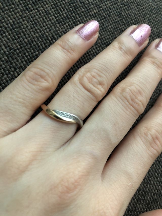 がゴールドでもシルバーでもどちらでも合うようにこの色にした。