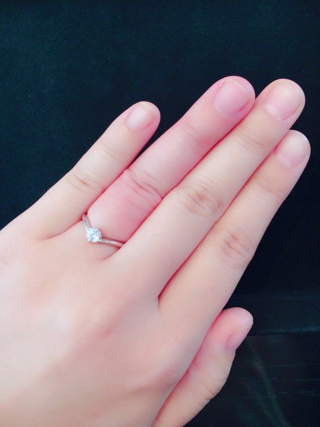 手がぷっくりしていて指が太いので、V字を試着しました