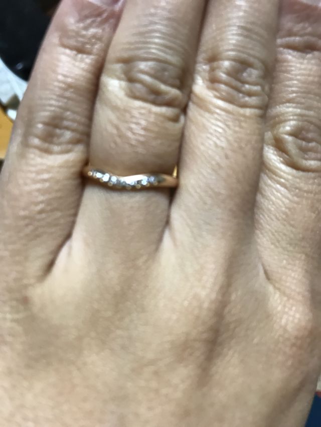 ティファニーの指輪です。ピンクゴールドにダイヤが9粒あります
