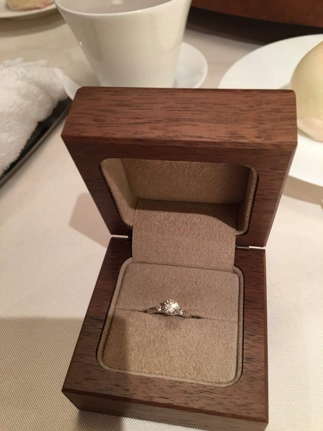 中央ダイヤ0.5c両脇メレダイヤ1つずつ