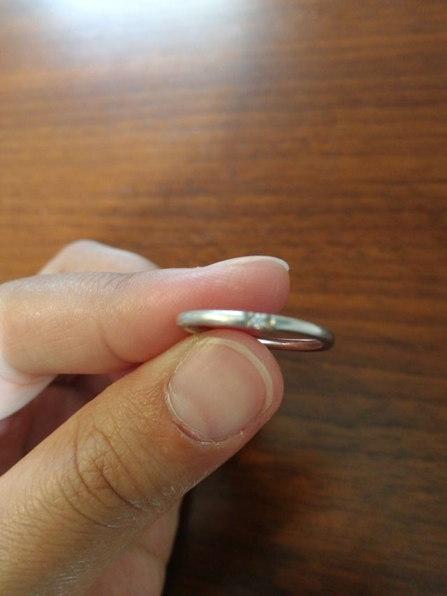 シンプルで細めのものを探していたので即一目惚れでした。