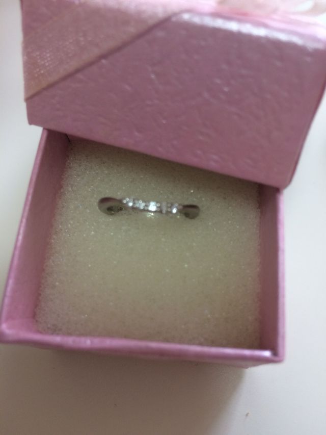 リングが細いので指が綺麗に見えます。