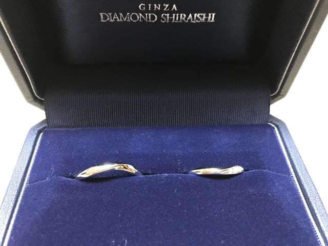 細めでねじりがポイントのリングです