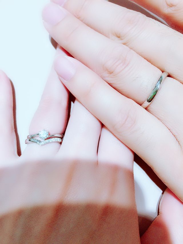 別ブランドの婚約指輪と重ね付けしたものです。
