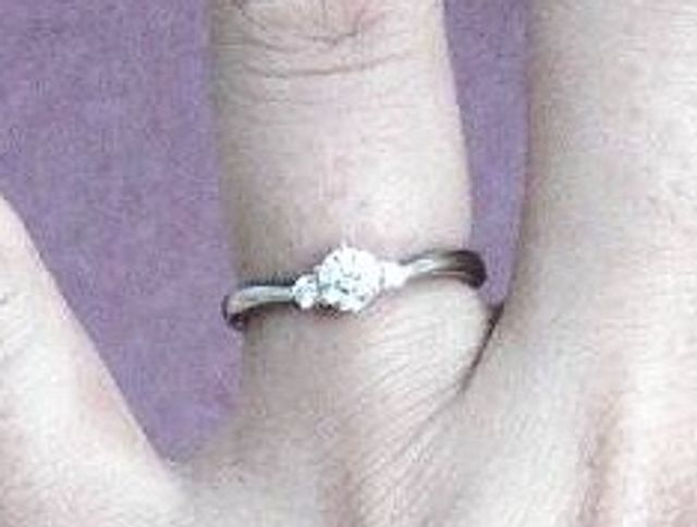 Vラインでダイヤとミニダイヤ2つ。