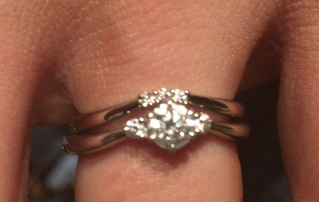 上の方が結婚指輪。下はセットづけしている婚約指輪