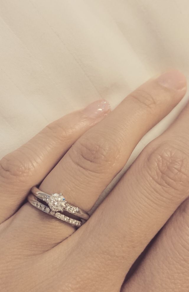 ストレートタイプの結婚指輪と、S字の婚約指輪です。