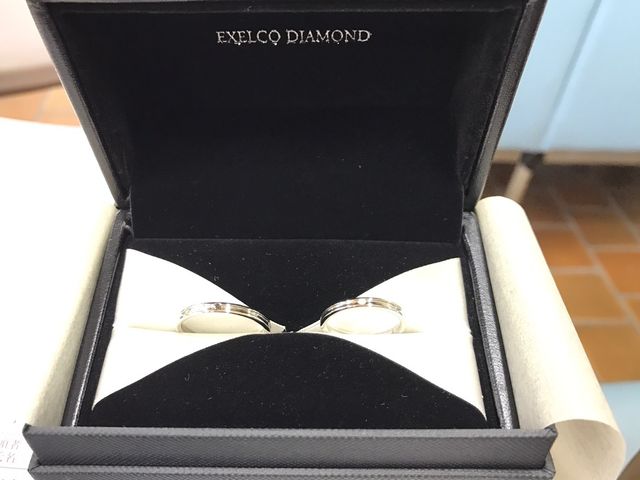 箱に入れていただいた二人分の結婚指輪です。