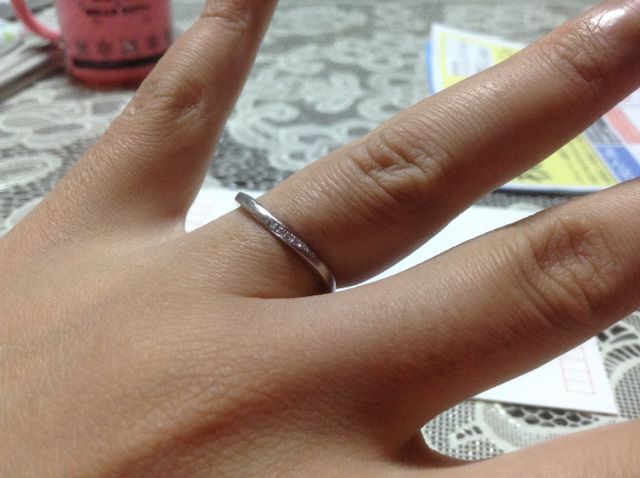 小さなダイヤモンドが付いています。