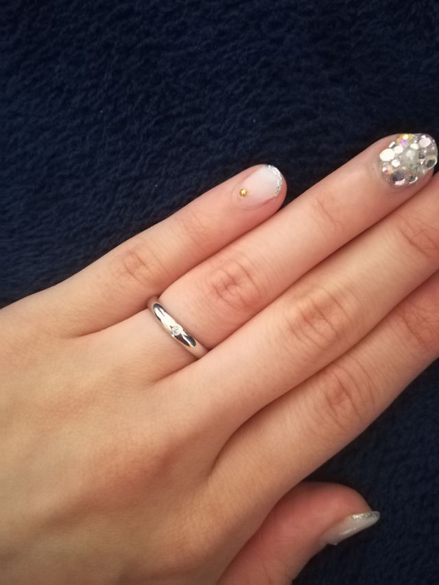 真ん中に小さなダイヤモンドがありシンプルなデザインです。