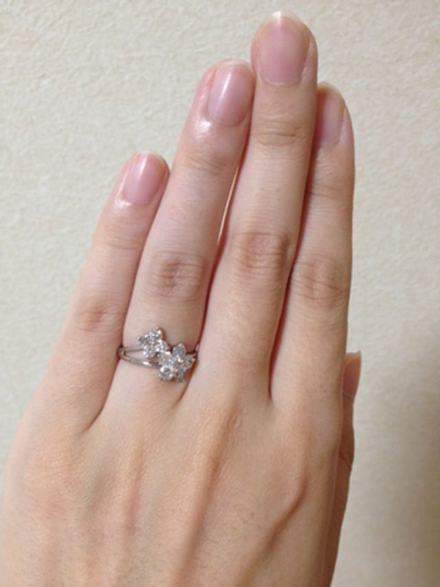 リングは細めですが、ダイヤがお花を形どって付いています。