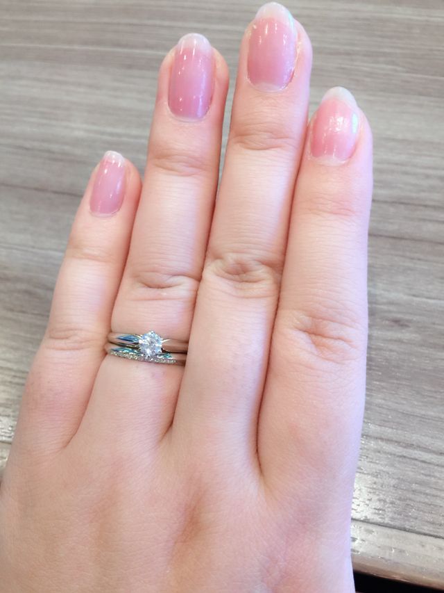 上から婚約指輪、結婚指輪の重ね付け