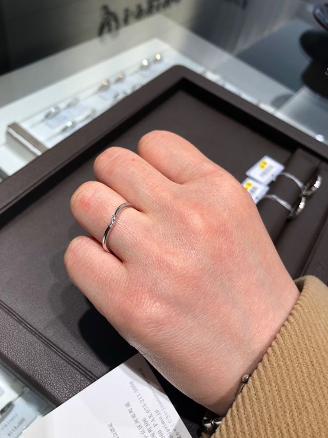 中央にある3つのダイヤが可愛らしいです。