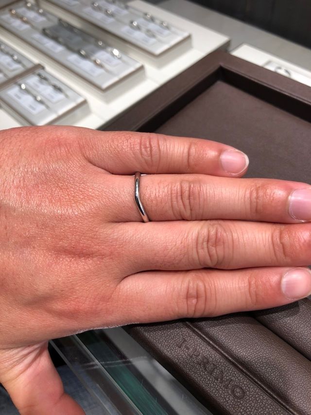 シンプルで細い線が特徴です。