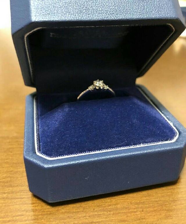 デイジーというデザインの指輪。サイドに小さなダイヤモンド。