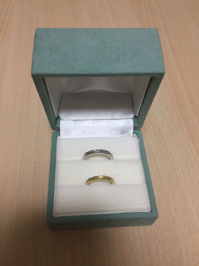 羽デザインの結婚指輪です。