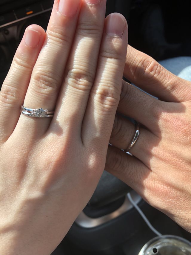 ピンクダイヤモンドが入った婚約指輪はとても可愛いです。