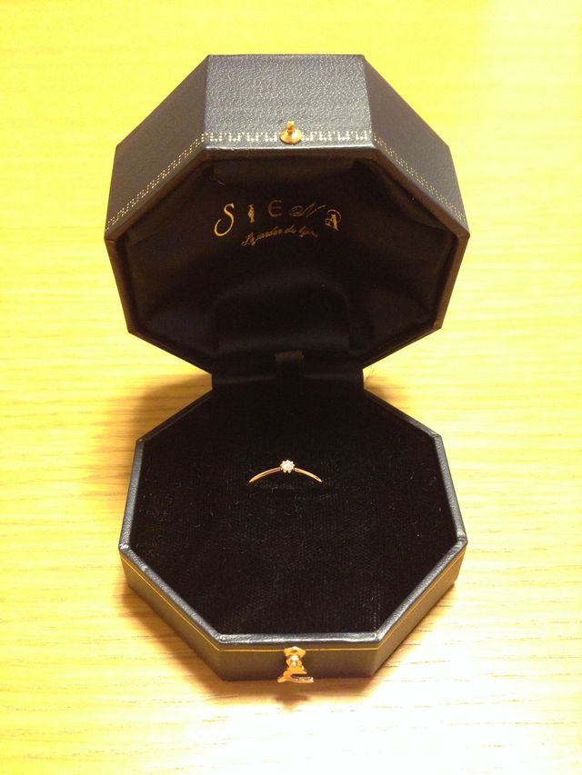 細身のシンプルな指輪です。